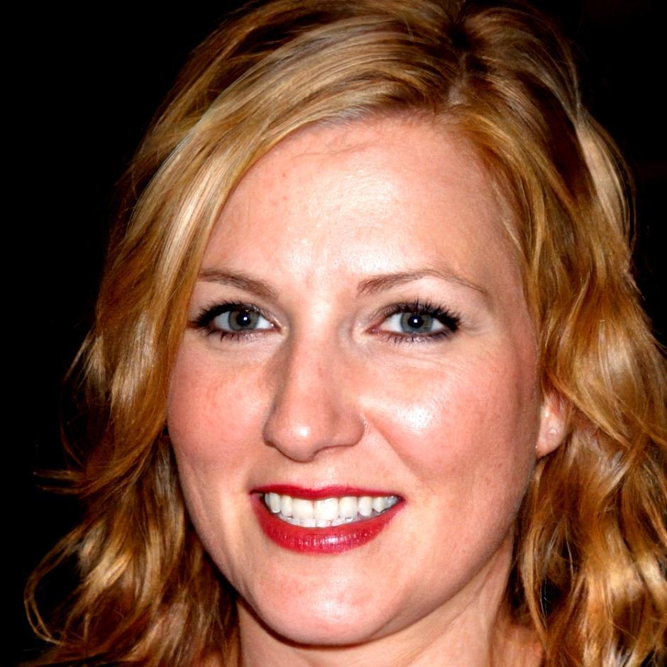 Finanzexpertin bei der Analyse von Marktdaten