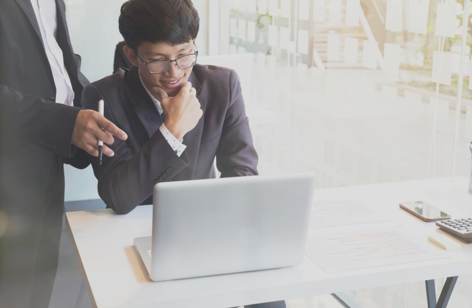 Arbeitsgruppe bei gemeinsamer Projektbesprechung