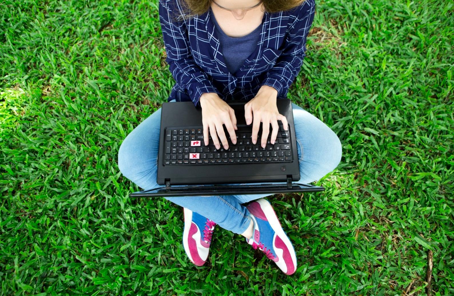 Finanzdaten auf einem Bildschirm mit verschiedenen Analysegrafiken